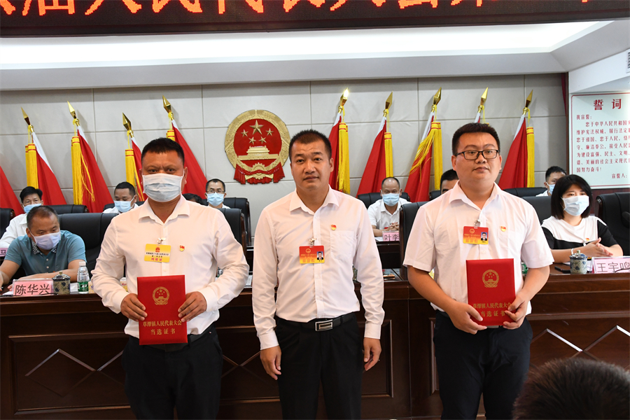 （鎮(zhèn)黨委書記、大會(huì)主席團(tuán)常務(wù)主席林立向新當(dāng)選的副鎮(zhèn)長何曉文、龐敏娣頒發(fā)證書）.JPG