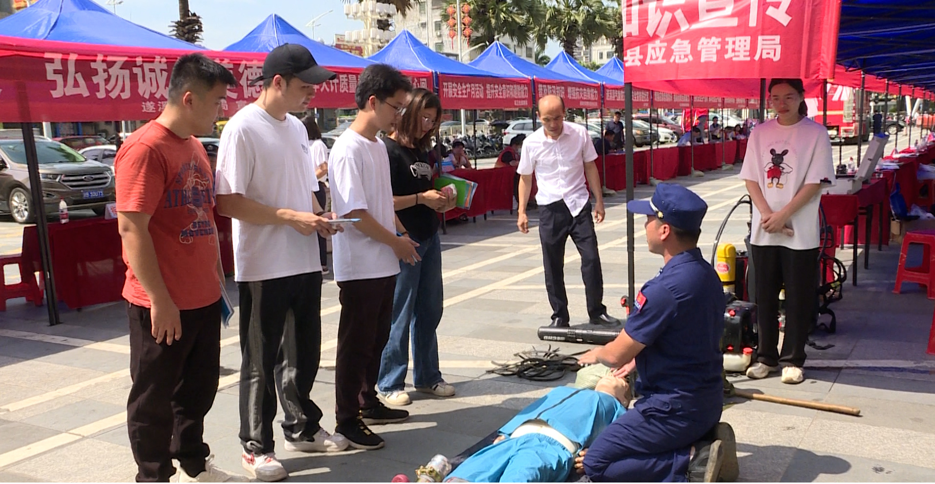 “人人講安全 個個會應急” 這個咨詢?nèi)栈顒营毦咛厣?.png