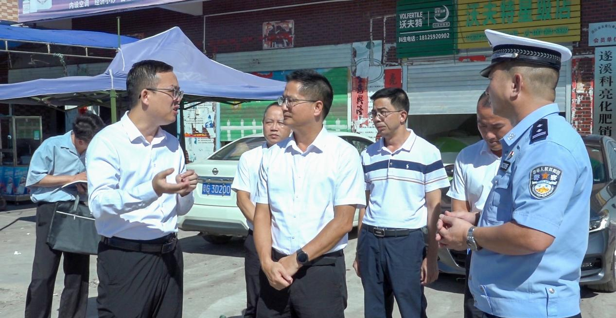 駱華慶率隊督導節(jié)前安全生產(chǎn)、道路交通安全及遂溪河整治工作1.png